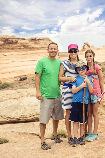 Familia Pie Cerca Barcos Contra Montaña Fondo Del Cielo Azul —  Fotos de Stock