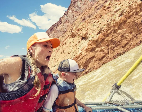 Μητέρα Και Γιος Rafting Στα Σωσίβια Κατά Μήκος Του Βουνού — Φωτογραφία Αρχείου