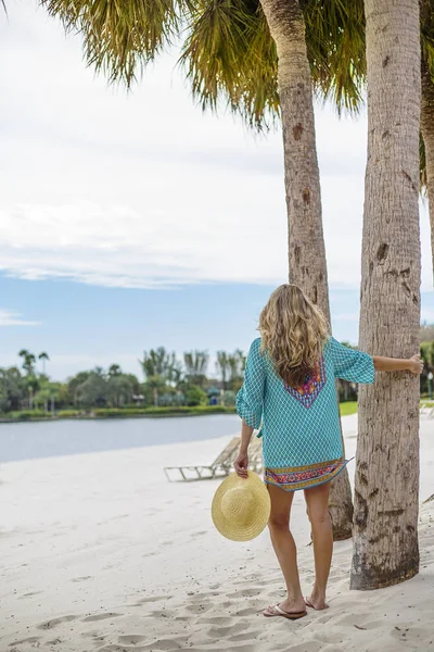 Belle Femme Robe Soleil Marchant Sur Une Plage Tropicale Vue — Photo