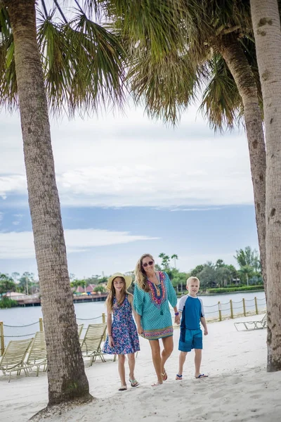 Семья Гуляющая Вместе Пляже Пляжном Курорте — стоковое фото