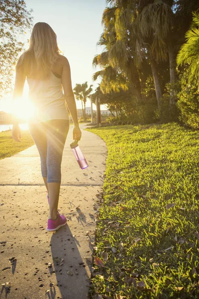 Vacker Blond Kvinnlig Jogger Längs City Park Väg Solig Kväll — Stockfoto