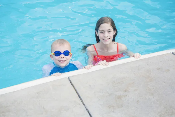 Two Cute Kids Playing Swimming Pool Sunny Day While Vacation — Stock Photo, Image