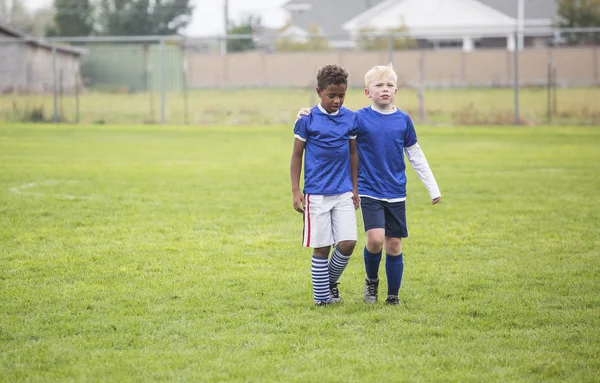 Dois Meninos Andando Arter Jogo Futebol — Fotografia de Stock