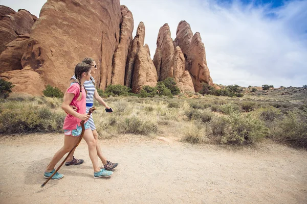Two Happy Girls Hiking Together Beautiful Rock Cliffs Arches National — Stock Photo, Image