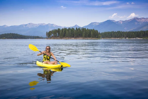 Une Belle Femme Forme Kayak Sur Magnifique Lac Montagne — Photo