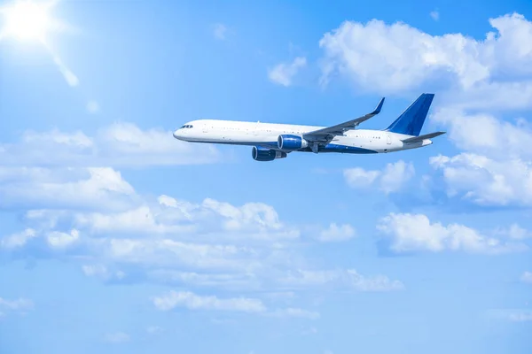 Μεγάλο Αεριωθούμενο Αεροπλάνο Που Πετά Στον Ουρανό Γεμάτο Σύννεφα Τον — Φωτογραφία Αρχείου