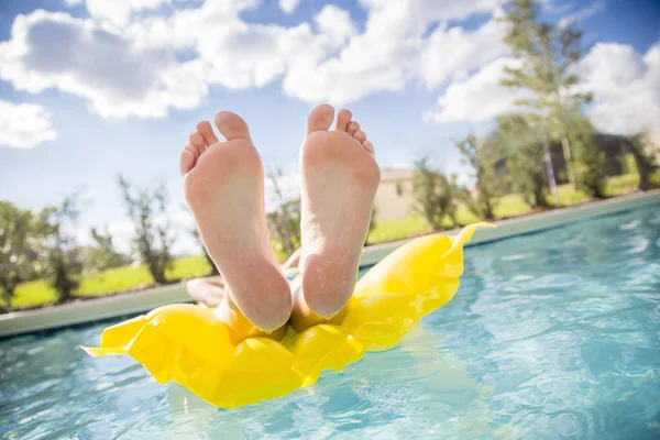 美丽的脚和脚趾漂浮在游泳池里 — 图库照片