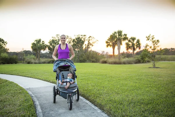 Schöne Fitte Frau Geht Und Joggt Draußen Auf Einem Gepflasterten — Stockfoto