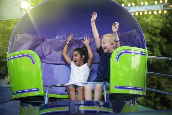 Dos Niños Gritando Disfrutando Divertido Paseo Por Parque Atracciones Veraniego —  Fotos de Stock