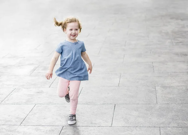 Emotioneel Portret Van Een Vrolijk Energiek Meisje Met Blond Krullend — Stockfoto