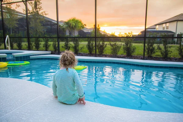 Bakifrån Ett Barn Som Sitter Kanten Bakgård Pool Begreppet Foto — Stockfoto