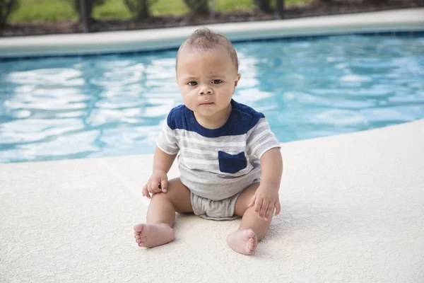 Netter Kleiner Junge Der Gefährlich Rande Eines Schwimmbeckens Sitzt Konzeptfoto — Stockfoto