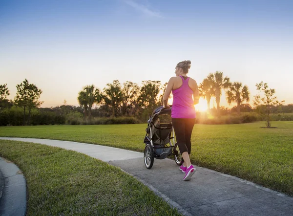 Vackra Vältränade Kvinnor Går Och Joggar Utomhus Längs Asfalterad Trottoar — Stockfoto