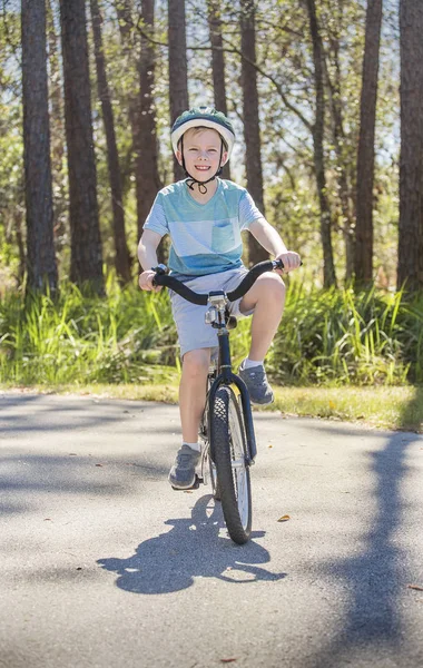 Attivo Ragazzo Sano Sella Alla Sua Bicicletta Una Giornata Sole — Foto Stock