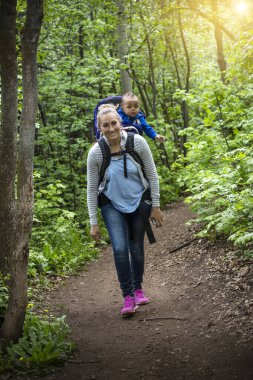 Genç bir anne ve oğlu güzel bir yaz akşamında dağlarda yürüyüş yaparlar. Sırt çantasıyla annelerinin omuzlarına binen sevimli, küçük bir oğlan.