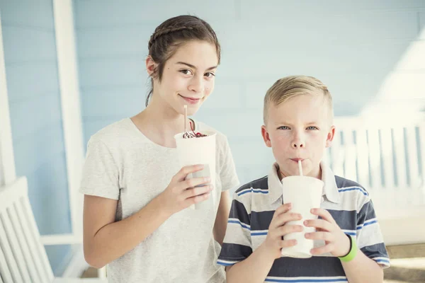 Two Cute Kids Drinking Milkshakes Flavored Drinks Together Outdoors Warm — Stock Photo, Image