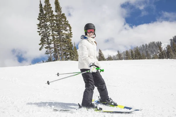 Junge Lächelnde Teenager Skirennläuferin Beim Skifahren Auf Einer Skipiste Mit — Stockfoto