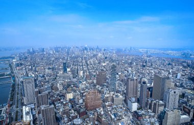 Manhattan, New York City, ABD 'deki binaların ve gökdelenlerin yüksek açılı fotoğrafları. Geniş görüş alanı New York 'un büyük metropoliten alanını gösteriyor.
