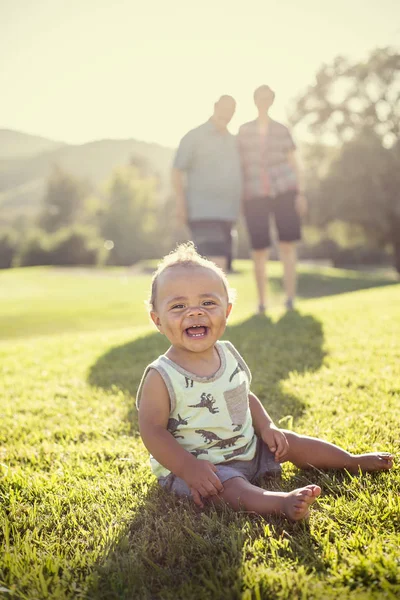 Foto Des Babys Und Seiner Großeltern Hintergrund Lächelnder Süßer Mischlingsjunge — Stockfoto