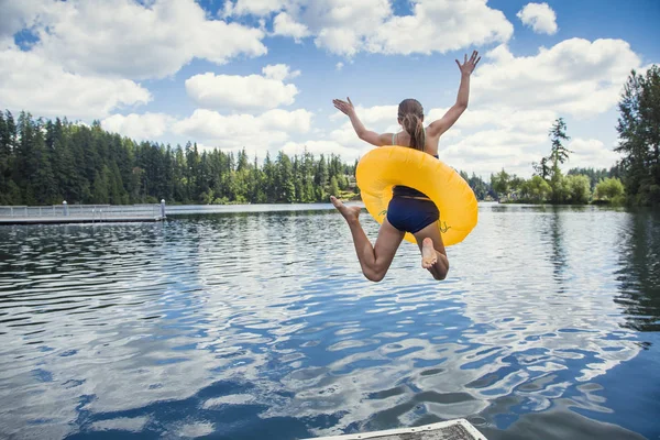 Ein Kleines Mädchen Springt Vom Steg Einen Wunderschönen Bergsee Spaß — Stockfoto