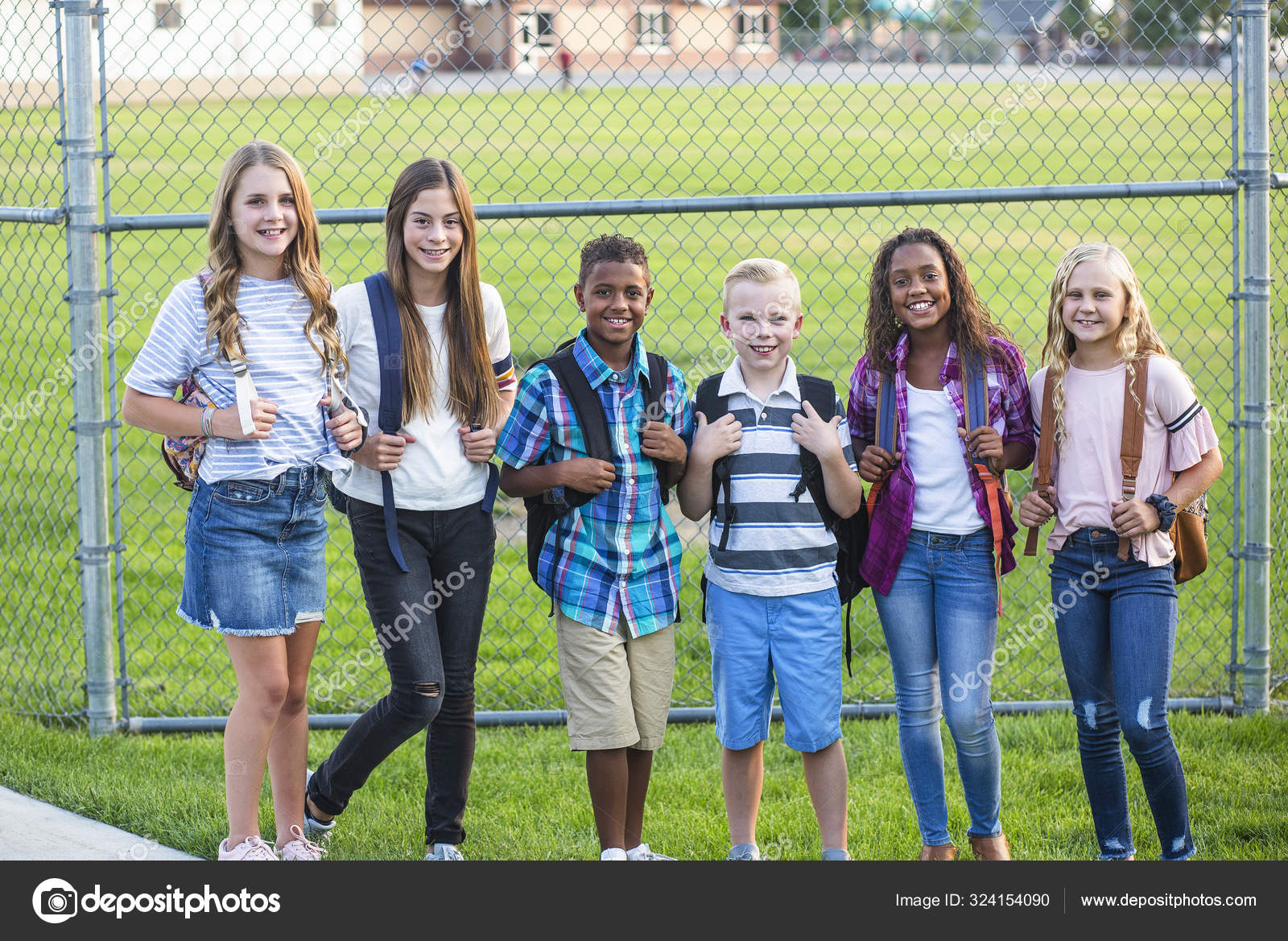 학교에서 함께 웃는 친구들