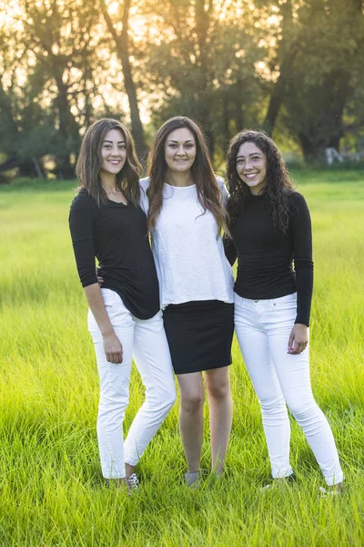 Retrato Horizontal Aire Libre Tres Hermosas Mujeres Hispanas Jóvenes Pie —  Fotos de Stock