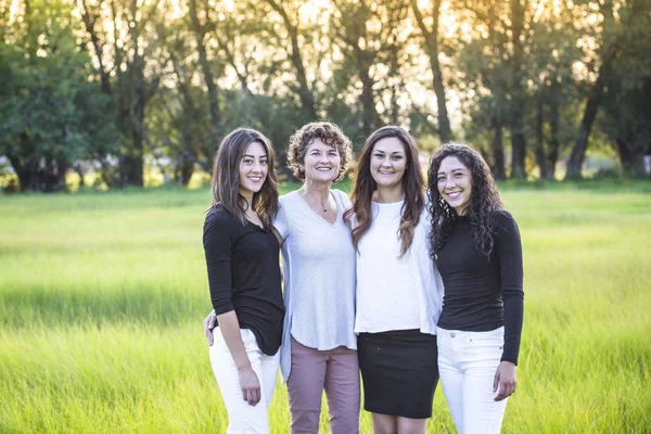 Outdoor Portret Van Een Prachtige Familie Een Moeder Haar Dochters — Stockfoto