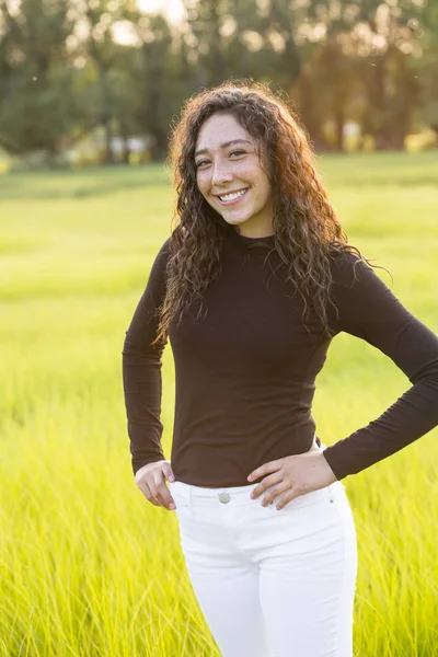 Belo Hispânico Adolescente Menina Retrato Livre Mulher Bonito Sorridente Com — Fotografia de Stock