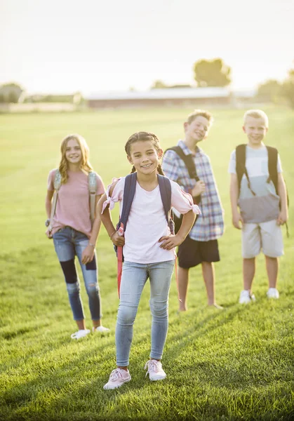 Foto Retrato Grupo Diversificado Alunos Ensino Fundamental Sorrindo Pátio Escola — Fotografia de Stock