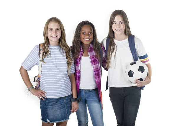 可愛い10代の中学生の笑顔グループ 多様な女の子もサッカーチームメイトであり 一緒にいることを嬉しく思います — ストック写真