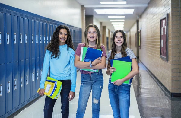 一群初中生站在学校走廊里 在学校休息期间 女同学们一起笑着 一起玩乐 — 图库照片