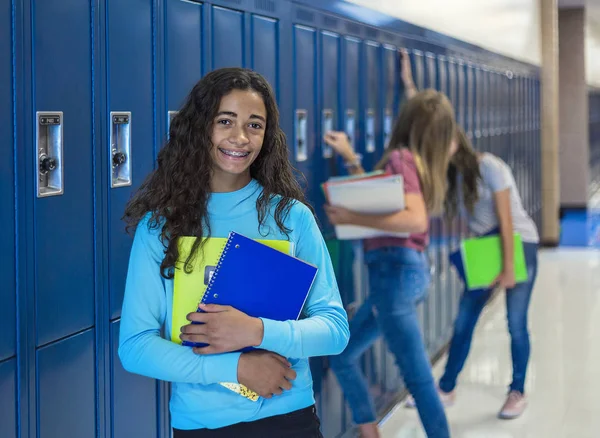 Junior High School Estudante Sorrindo Corredor Escola Preto Mulher Escola — Fotografia de Stock