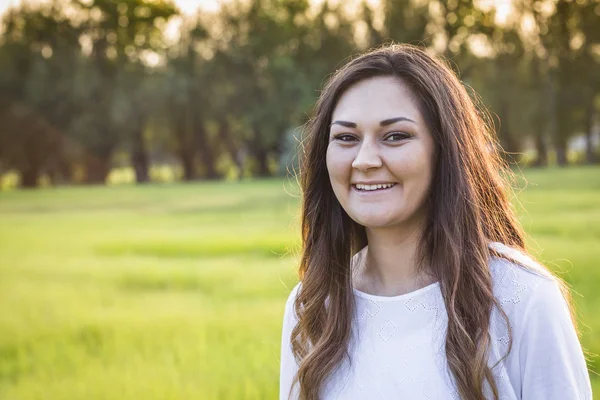 Ein Porträt Der Schönen Hispanischen Jungen Frau Freien Nette Und — Stockfoto