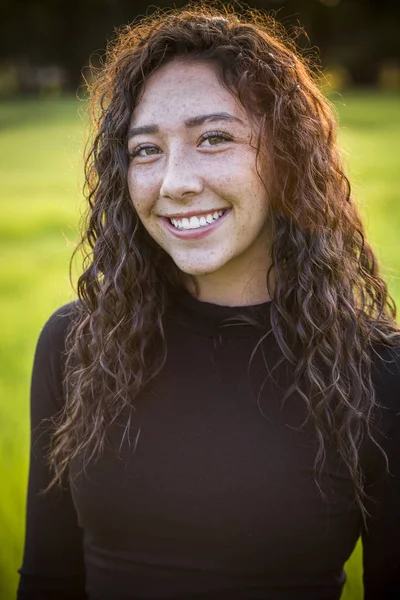 Piękny Latynoski Portret Nastolatki Świeżym Powietrzu Słodka Uśmiechnięta Kobieta Brązowymi — Zdjęcie stockowe