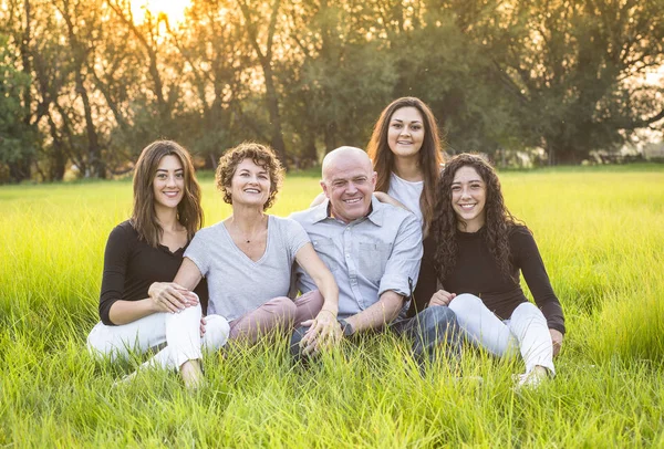 Atractivo Smiling Hermosa Familia Sentada Aire Libre Campo Césped Retrato — Foto de Stock
