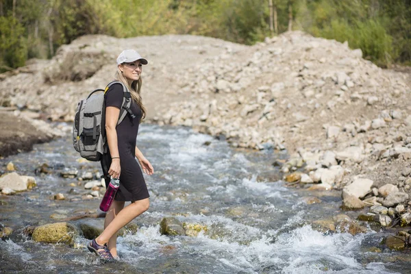 Attractive Woman Hiking Shallow Mountain Stream While Vacation Western United — Stock Photo, Image