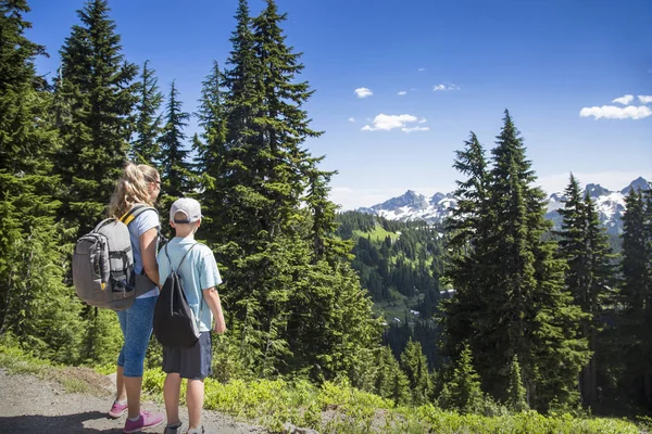 Mother Son Hiking Together Beautiful Scenic Mountain Trail Mount Rainier — Stock Photo, Image