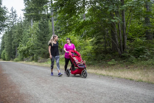 Dos Mujeres Entre Años Caminando Hablando Juntas Camino Con Presión —  Fotos de Stock