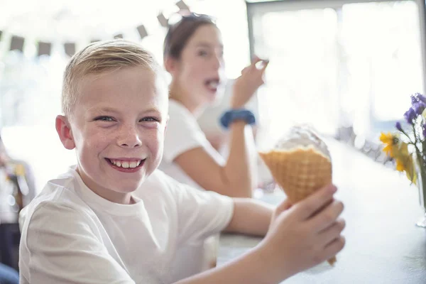 Усміхнені Діти Насолоджуються Конусами Морозива Салоні Морозива Маленький Хлопчик Вафельним — стокове фото
