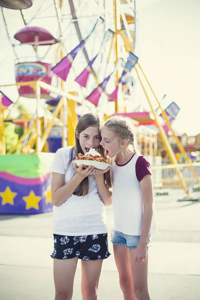 Deux Adolescentes Font Visage Ridicule Mangeant Gâteau Entonnoir Lors Une — Photo