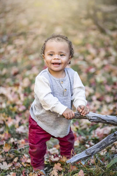 Açık Havada Gülümseyen Güzel Bir Melez Çocuğun Portresi Yüzünde Sevimli — Stok fotoğraf