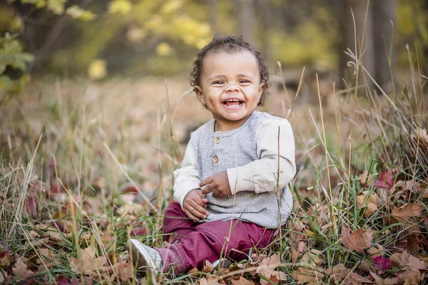 Відкритому Повітрі Портрет Красивого Усміхненого Змішаного Хлопчика Чарівна Дитина Дуже — стокове фото