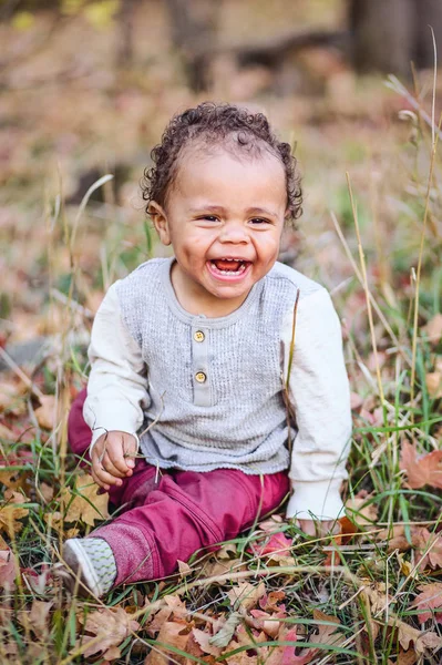 Açık Havada Gülümseyen Güzel Bir Melez Çocuğun Portresi Yüzünde Sevimli — Stok fotoğraf