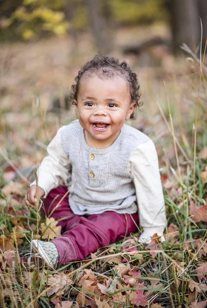 Outdoor Portret Pięknego Uśmiechniętego Chłopca Rasy Mieszanej Urocze Dziecko Śmiejące — Zdjęcie stockowe