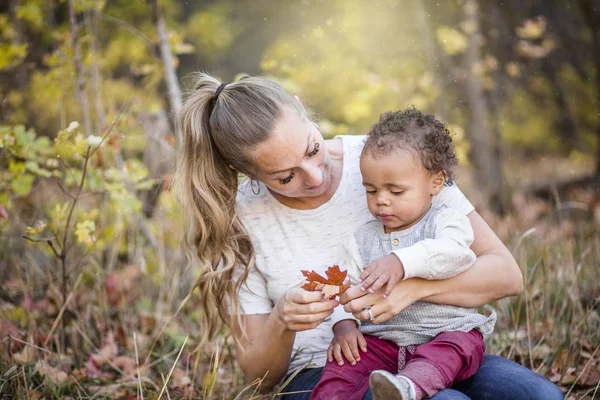 Gyönyörű Őszinte Portré Egy Anyáról Amint Játszik Aranyos Kétfajú Fiával — Stock Fotó