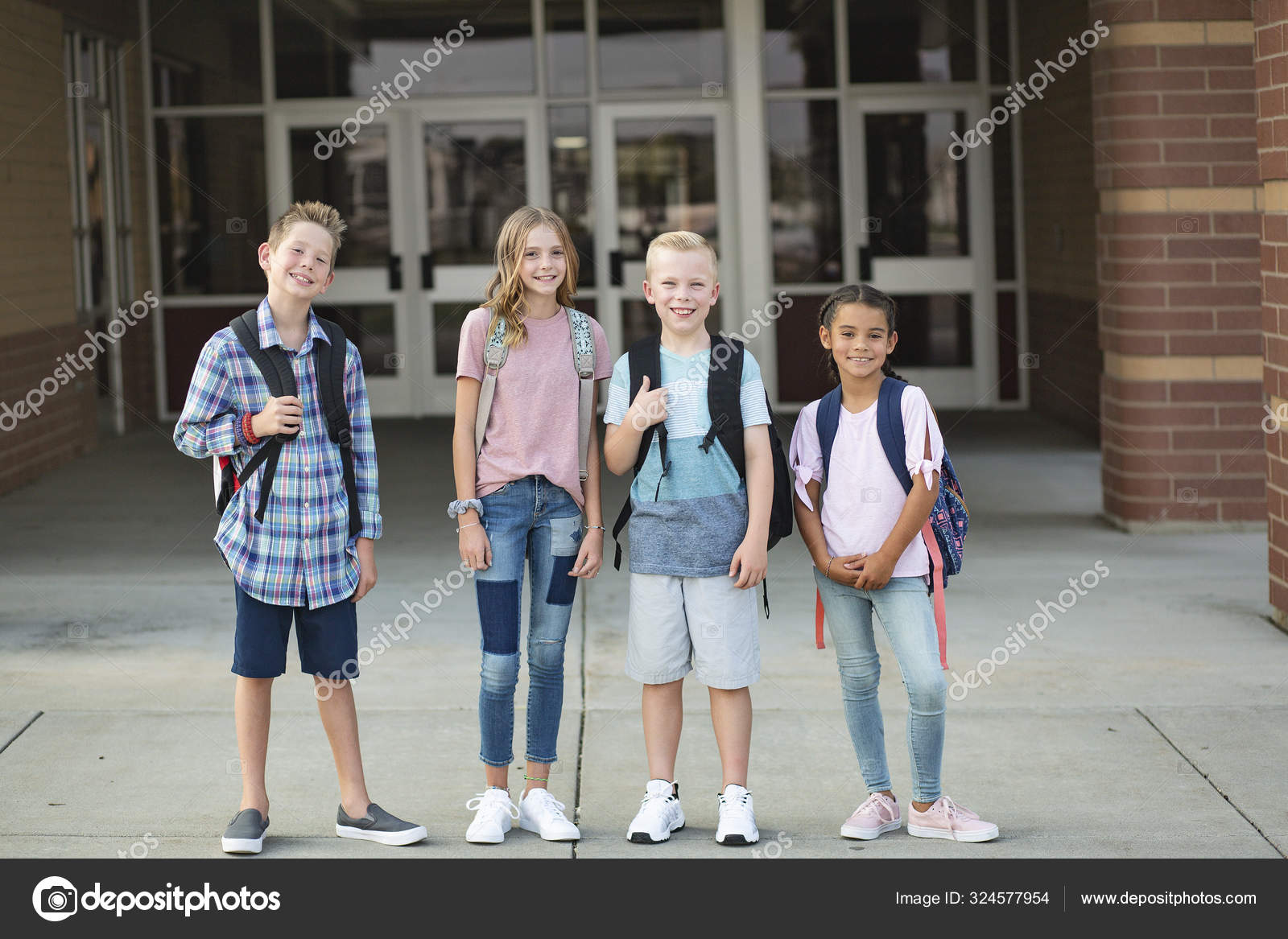 학생들로 이루어진 앞에서 있습니다 — 스톡 사진 © yobro10 #324577954, image size:1600x1167