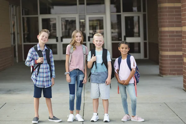 Groupe Élèves Primaire Devant Leur École Sourire Coucher Après École — Photo