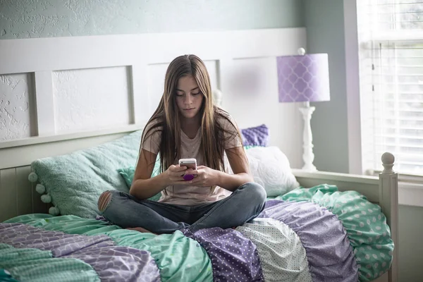 Adolescent Tiener Meisje Sms Een Smartphone Zitten Bed Thuis Haar — Stockfoto