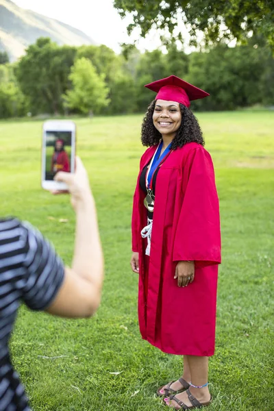 Fotí Smartphone Nedávného Absolventa Střední Školy Čepici Šatech Plná Délka — Stock fotografie