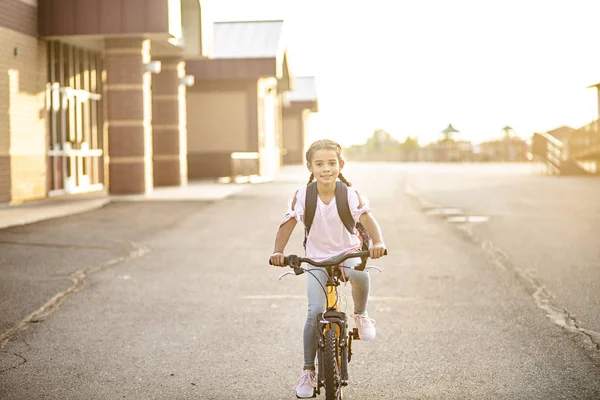 Διαφορετική Νεαρή Κοπέλα Που Οδηγεί Ποδήλατό Της Στο Σπίτι Από — Φωτογραφία Αρχείου